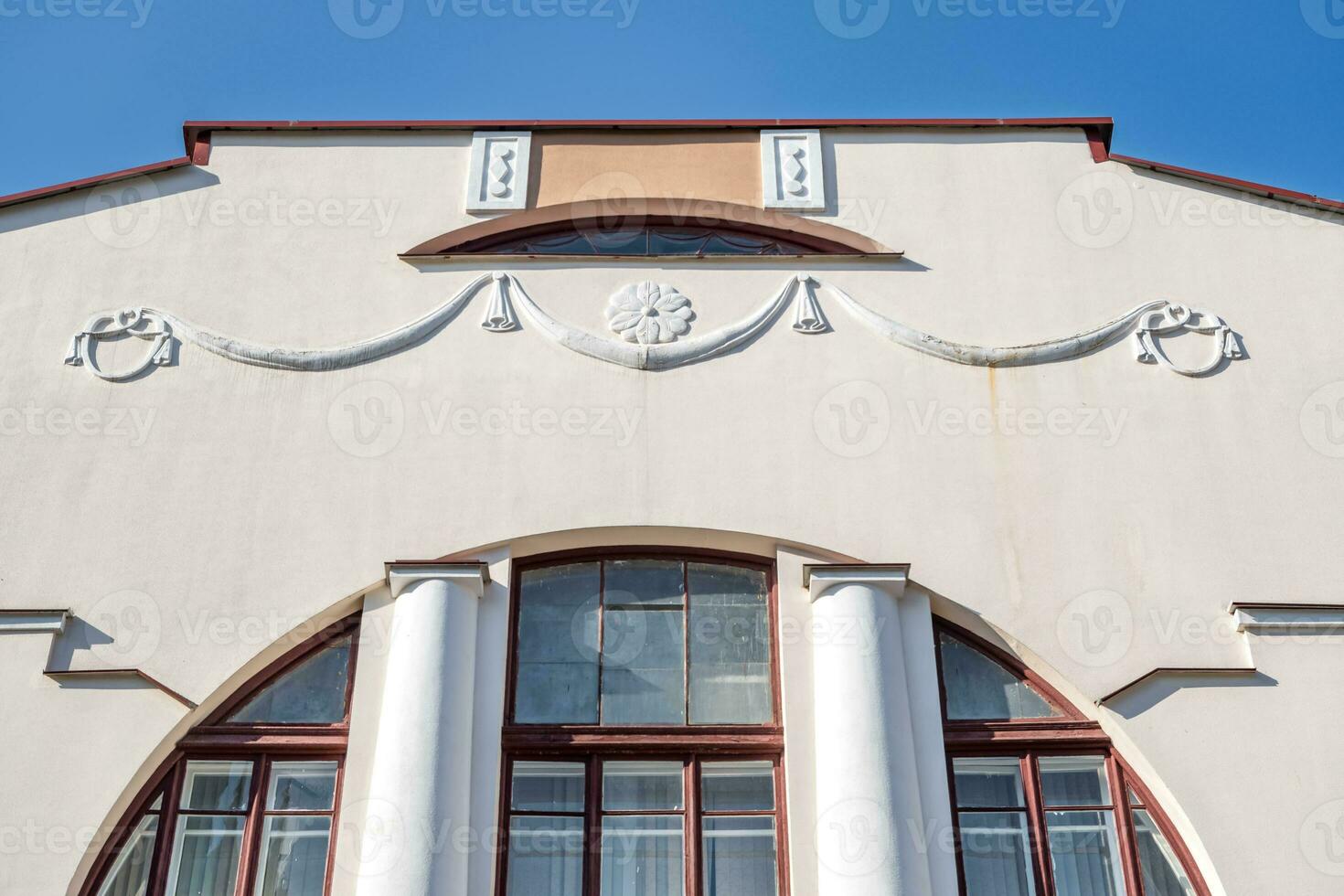 Fenster mit dekorativ Elemente auf ein alt hölzern oder Backstein Gebäude foto
