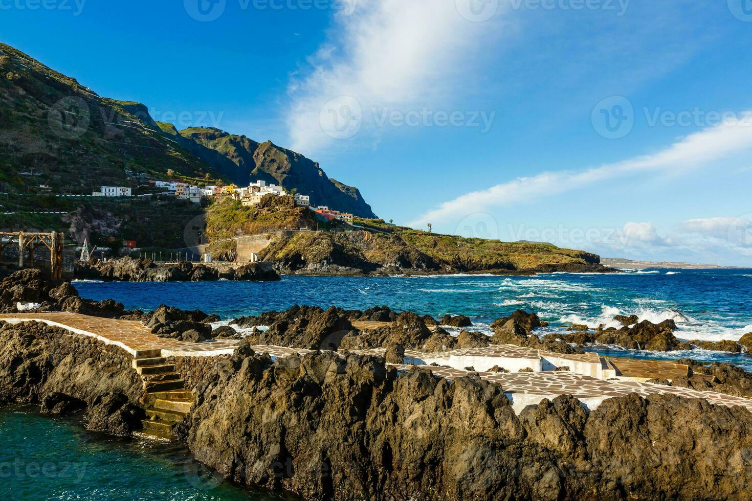 Antenne Aussicht von Garachico Dorf auf das Küste von atlantisch Ozean im Tenerife Insel von Spanien foto