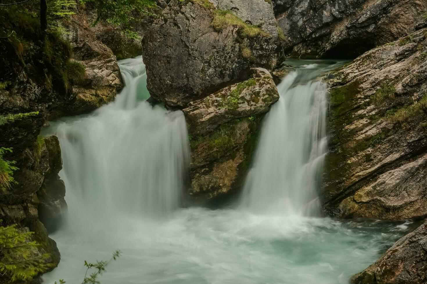 unglaublich doppelt Wasserfall mit ein Becken genannt strumboding Wasserfall im Oberer, höher Österreich Detail foto