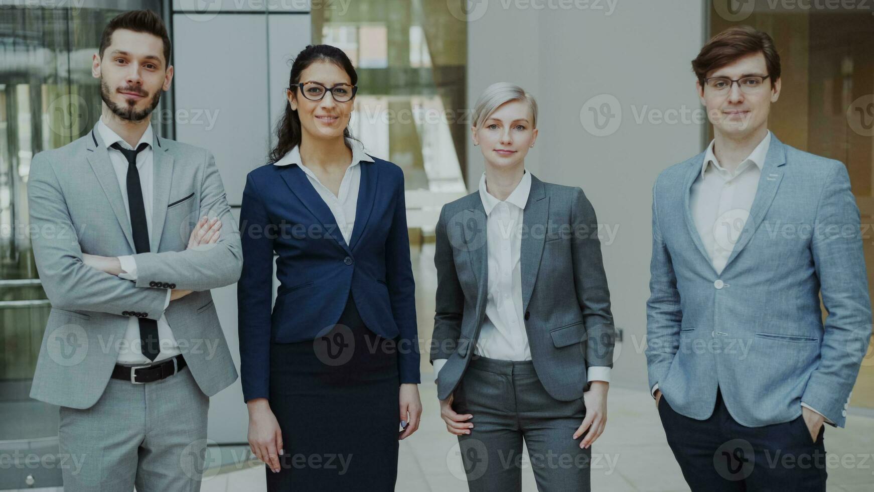 Porträt von Gruppe von Geschäft Menschen lächelnd im modern Büro drinnen. Mannschaft von Geschäftsleute und Geschäftsfrau Stehen zusammen foto