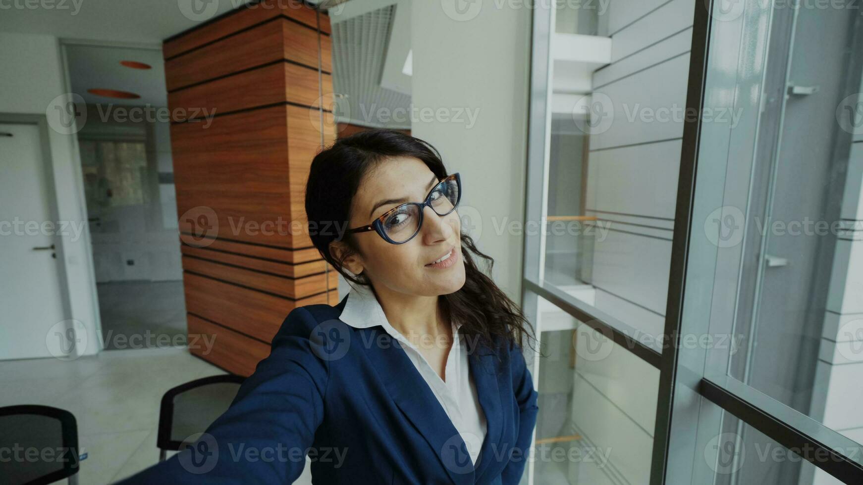 pov von jung Geschäftsfrau im passen nehmen ein Selfie Foto halten Smartphone und haben Spaß im modern Büro drinnen