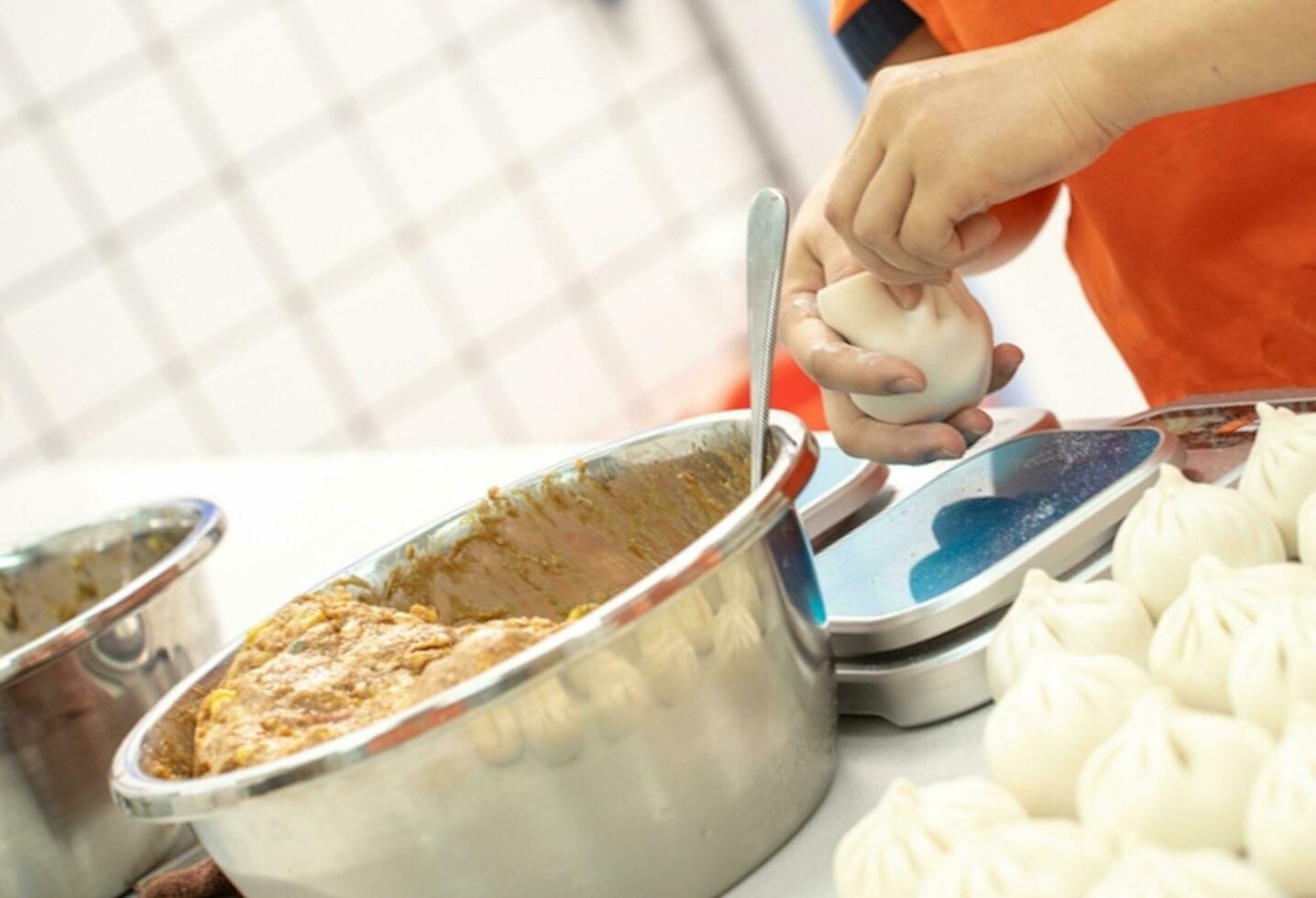 Chinesisch Essen, baozi ist ein traditionell Delikatesse im China, Brot Essen Fotografie damit verlockend, köstlich baozi, Chinesisch gedämpft Fleisch Brötchen ist bereit zu Essen auf Portion Teller und Dampfer foto