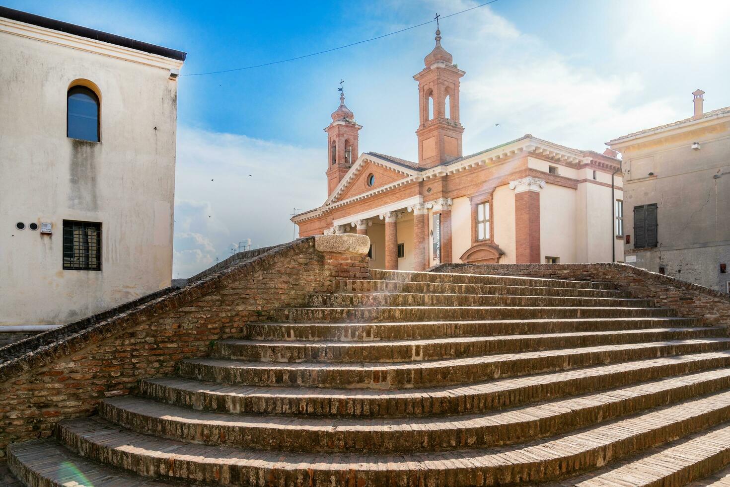 comacchio ,italien-juni 2, 2023-Ansicht von einer von das Brücken im comacchio während ein sonnig Tag foto