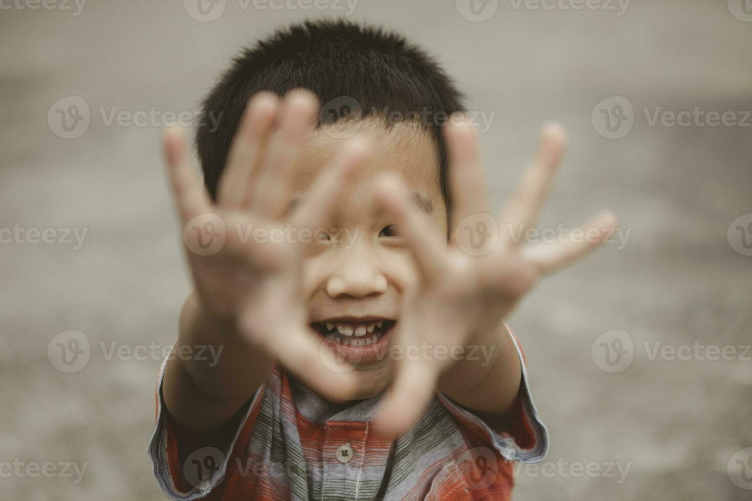 asiatisch Kinder spielen mit Glück Gesicht foto