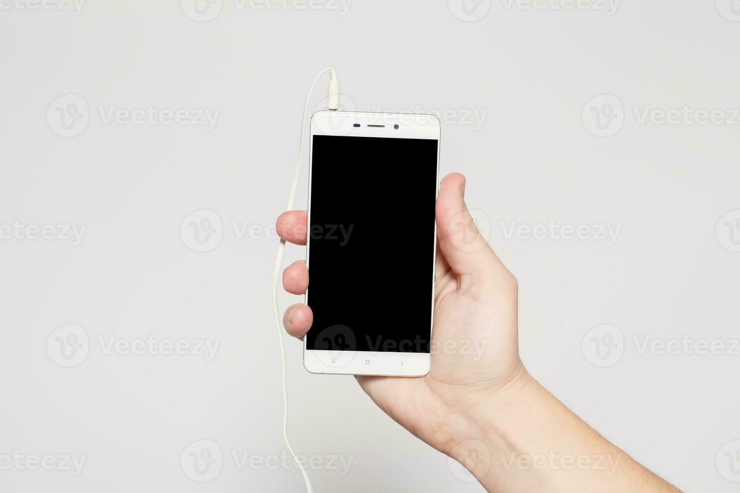 Hand halt Telefon schwarz Bildschirm auf Holz Tabelle foto