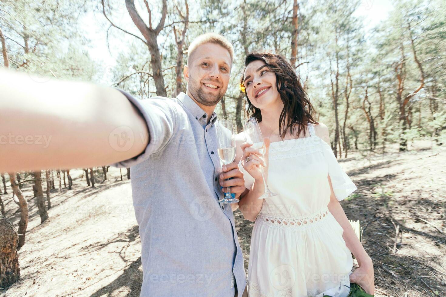 Hochzeit gehen im das Kiefer Wald. sonnig Tag. foto