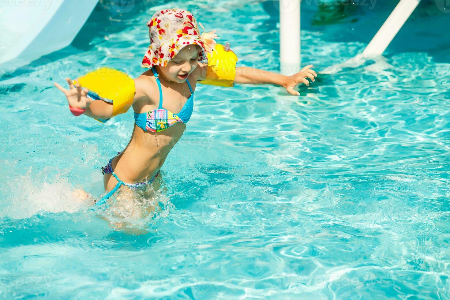 süß Kleinkind Mädchen spielen im Schwimmen Schwimmbad foto