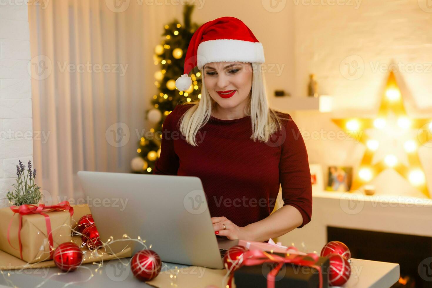 Frau Einkaufen online auf Weihnachten foto