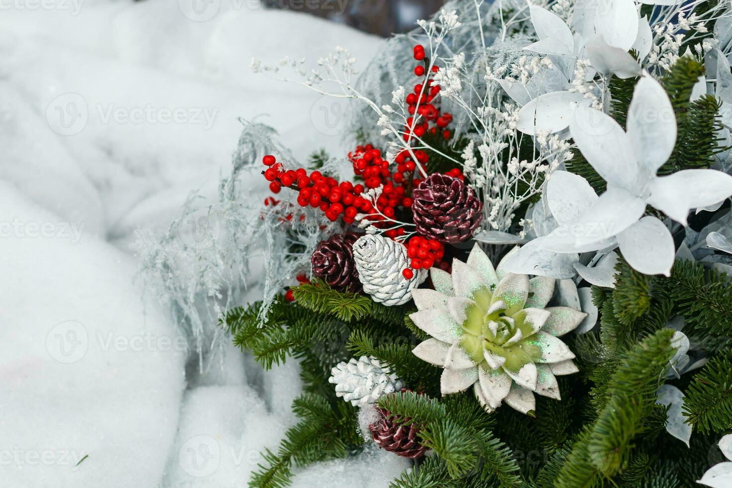 Weihnachten Dekoration von Stechpalme Beere und Kiefer Kegel foto