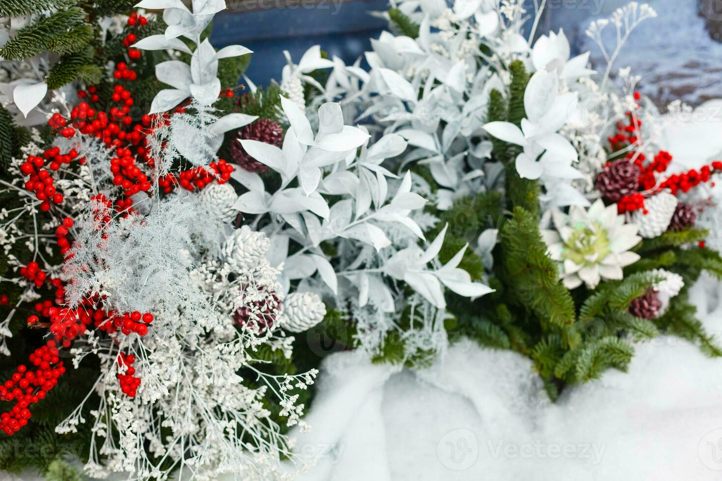 Weihnachten Dekoration von Stechpalme Beere und Kiefer Kegel foto