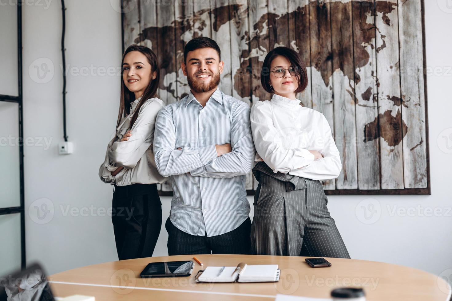 Zusammenarbeit. Gruppe von 3 Personen im Büro. foto