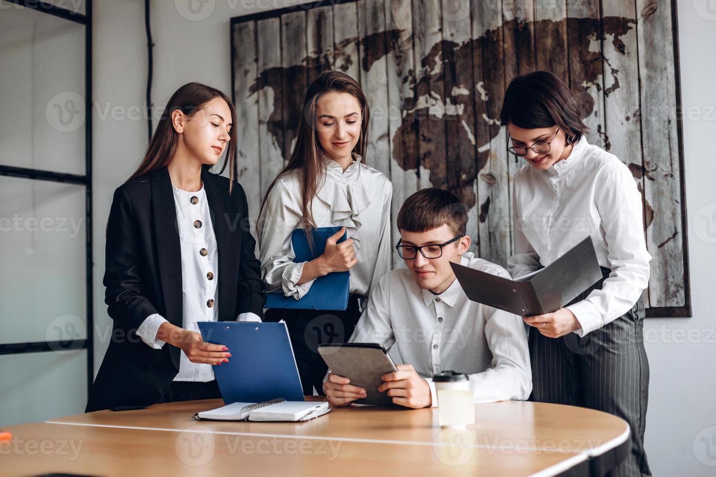 Zusammenarbeit. Kollegen und Mitarbeiter sprechen gemeinsam wichtige Themen an foto