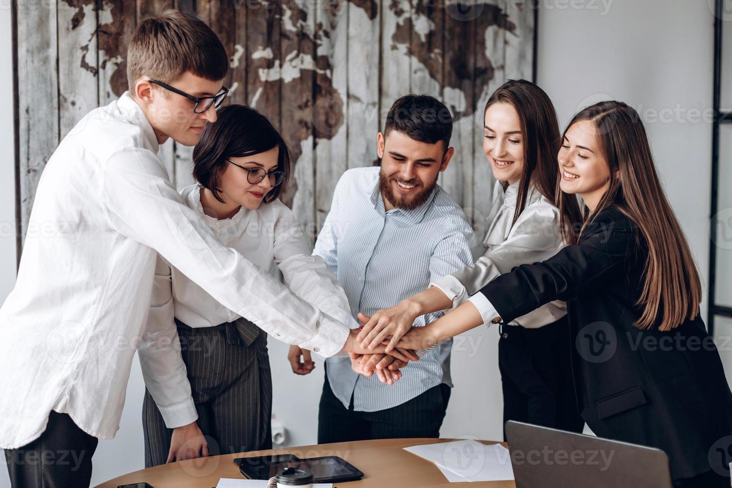 junge Geschäftsleute, die ihre Hände zusammenlegen. Stapel Hände. Einheit und Teamwork-Konzept. foto