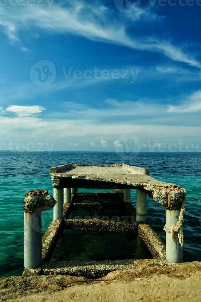 gebrochen Seebrücke von das Hafen foto