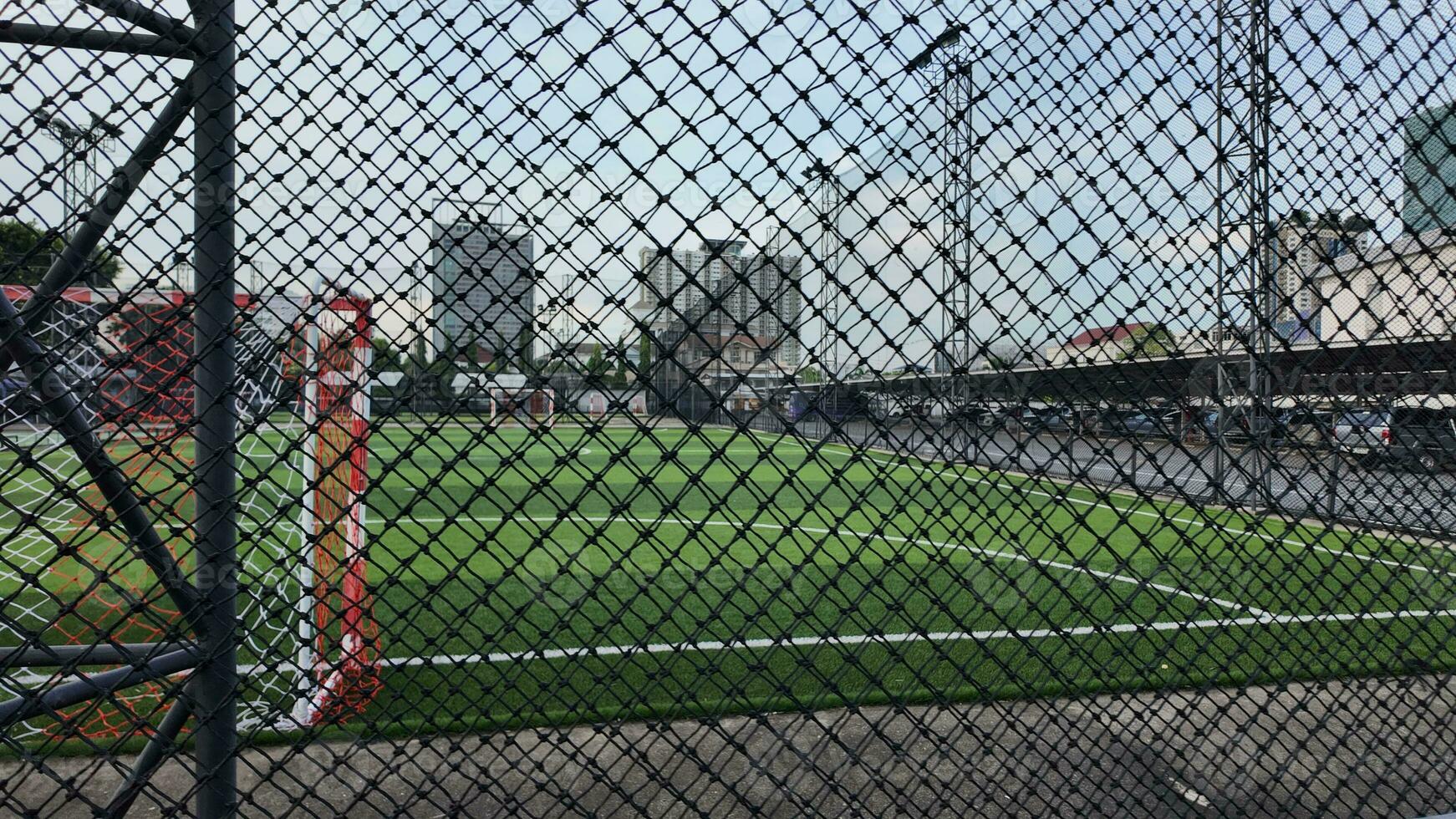 Sport Fußball Fußball Feld Spiel Tor Stadion Wettbewerb Gras Netz Hintergrund Ball abspielen Grün Mannschaft Linie Spiel Champion Rasen Spielplatz draussen trete Freizeit Aktivität Weiß Arena Rasen Ausrüstung Sieg foto