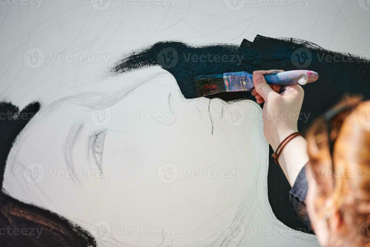 Frau Künstler zeichnet mit Farbe Bürste surreal Mädchen Porträt auf Weiß Segeltuch beim Kunst Gemälde foto