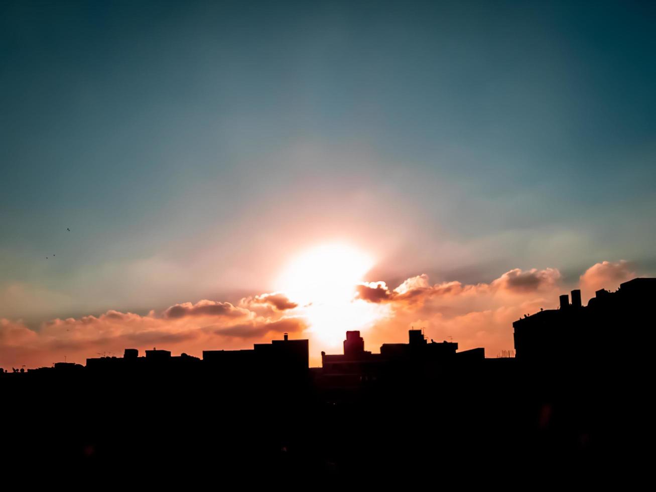 der Sonnenuntergang in der Stadt foto