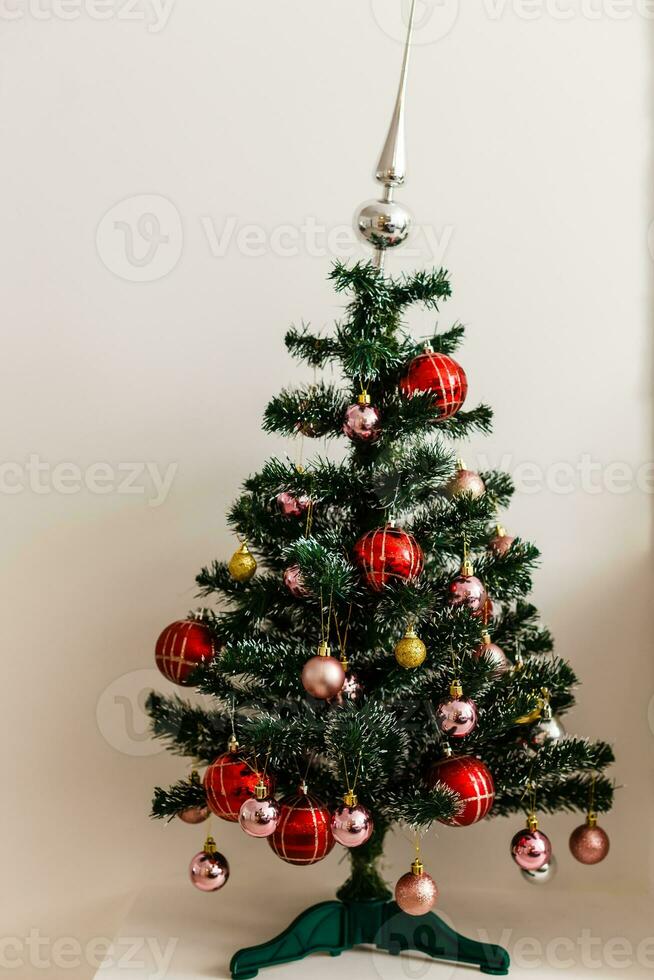 dekoriert Mini Weihnachten Baum im das Wohnung foto