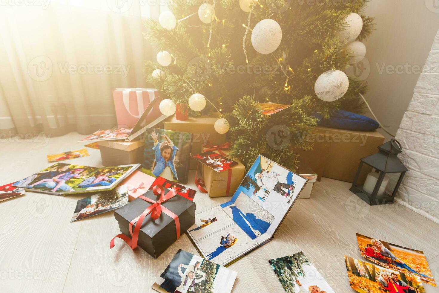 Familie Foto Album in der Nähe von das Weihnachten Baum