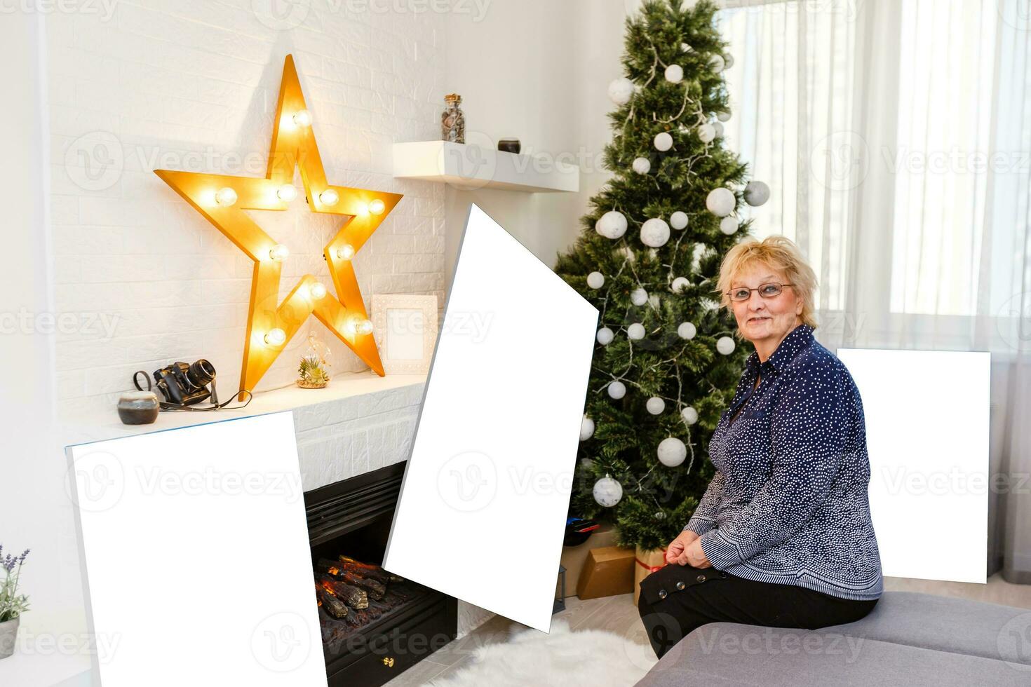 Foto Leinwand. blond Alten Frau Gefühl motiviert während nehmen Foto Segeltuch