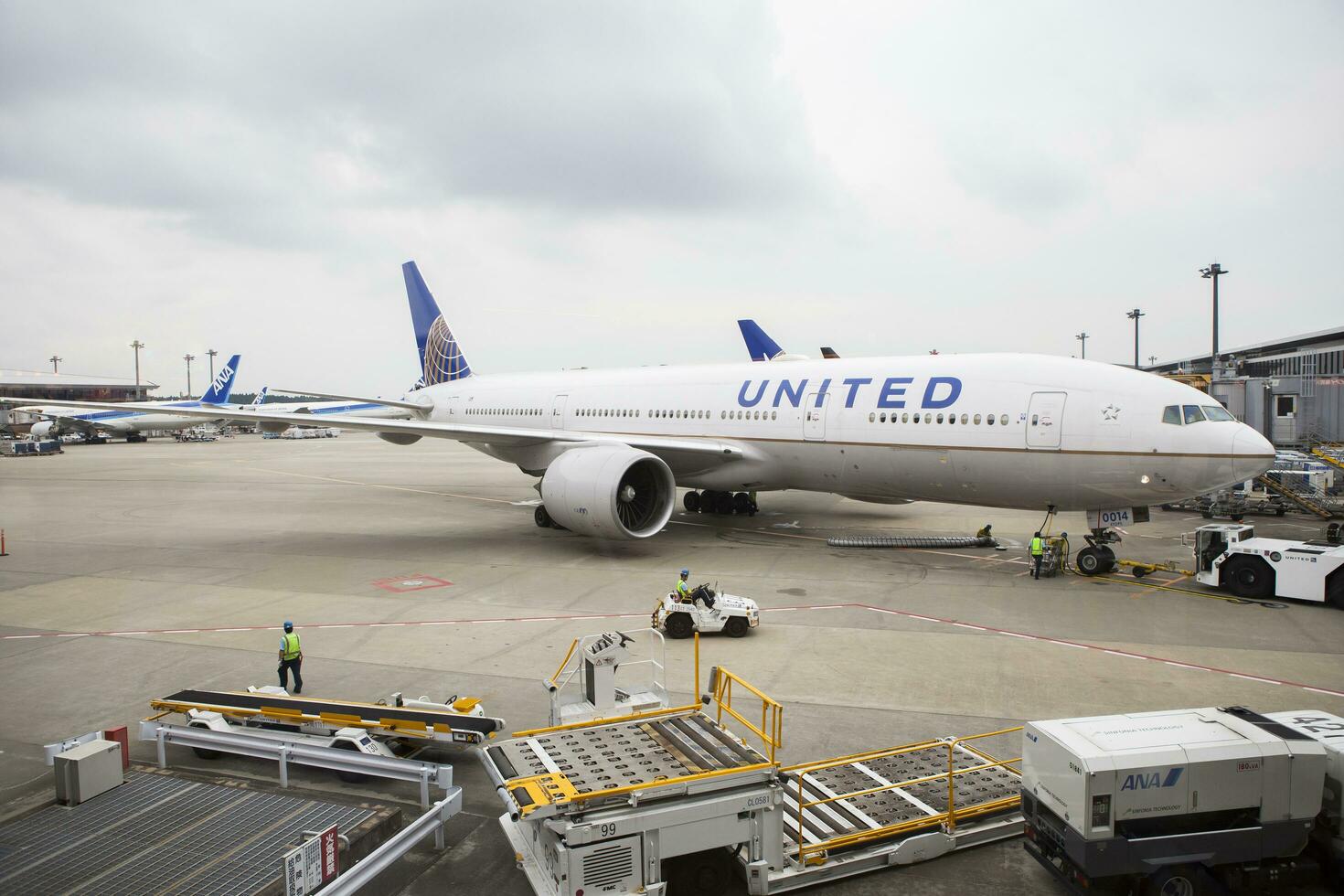 Tokyo Japan - - 13. September 2015 vereinigt Fluggesellschaft Flugzeug vorbereiten zu Abfahrt von narita Flughafen Tokyo Japan foto