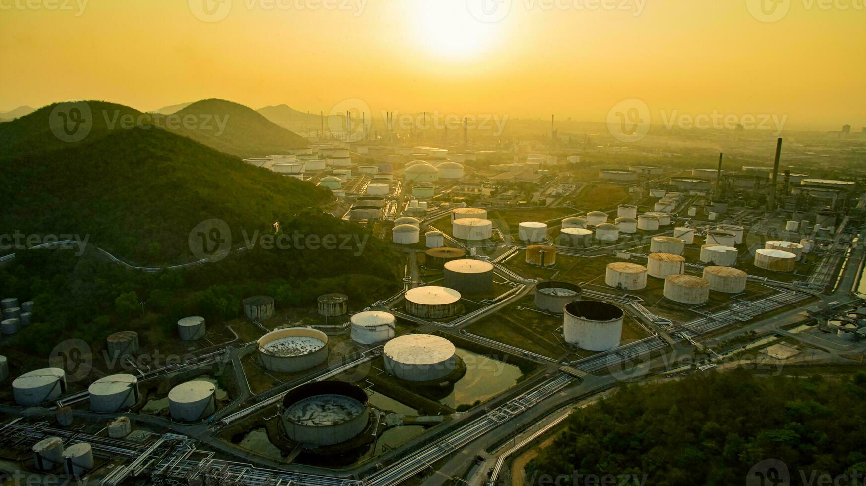 Antenne Aussicht von Öl Lager Panzer im petrochemisch Branchen Pflanze foto