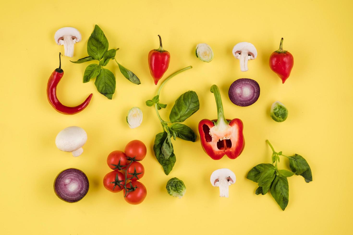 Ansicht von oben, auf einem gelben Hintergrund angelegtes Essen. italienische Küche foto