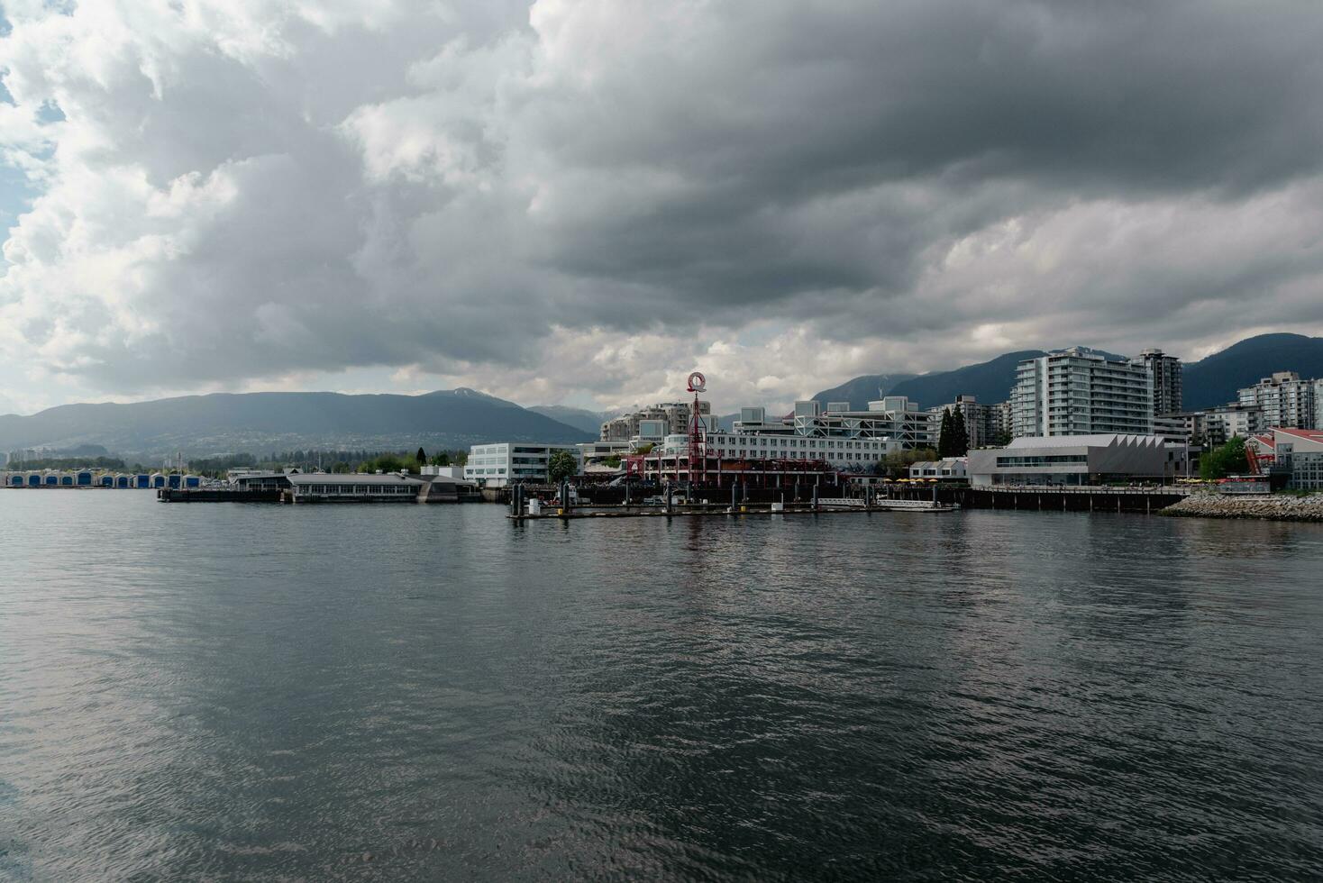 Vancouver, BC, Kanada - - kann 24, 2022 - - Meer Bus Bahnhof im Norden Vancouver foto