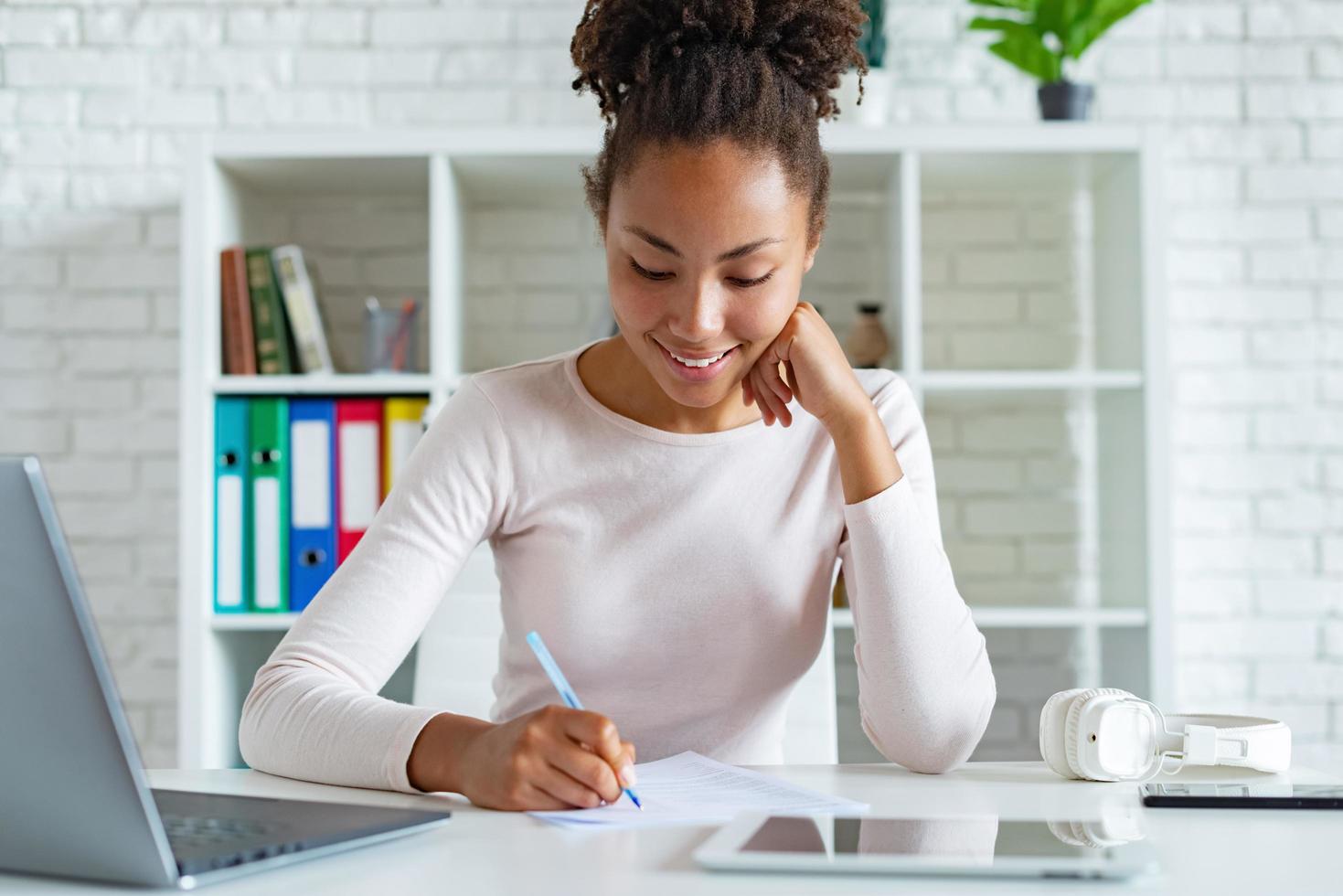 Nahaufnahme Student Mädchen beim Schreiben mit Stift auf einem Papier, Konzepterziehung foto