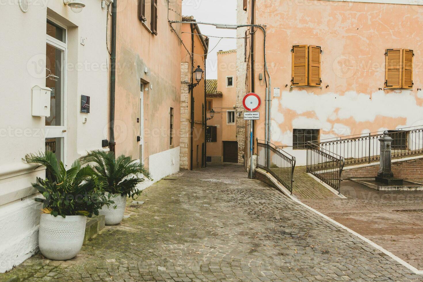 Sirolo ist ein malerisch Stadt, Dorf gelegen entlang das adriatic Küste im das marche Region von Italien. bekannt zum es ist atemberaubend Strände, klar Blau Gewässer, und charmant historisch Center. foto