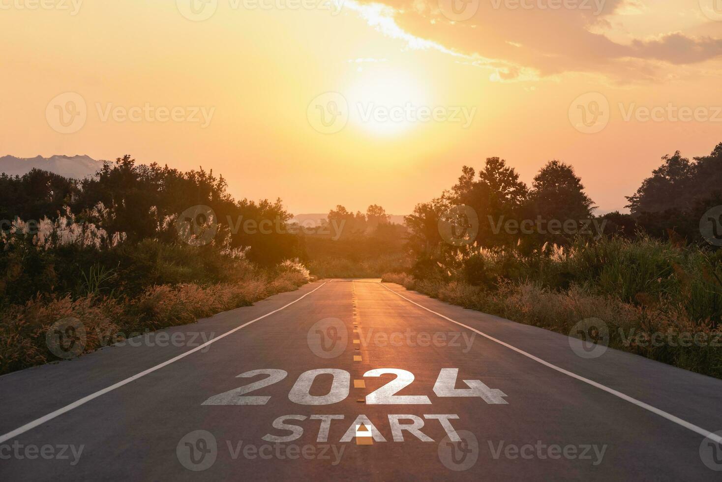 glücklich Neu Jahr 2024,2024 symbolisiert das Start von das Neu Jahr. das Brief Start Neu Jahr 2024 auf das Straße im das Natur Route Fahrbahn Sonnenuntergang Baum Umgebung Ökologie oder Grün Hintergrund Konzept. foto