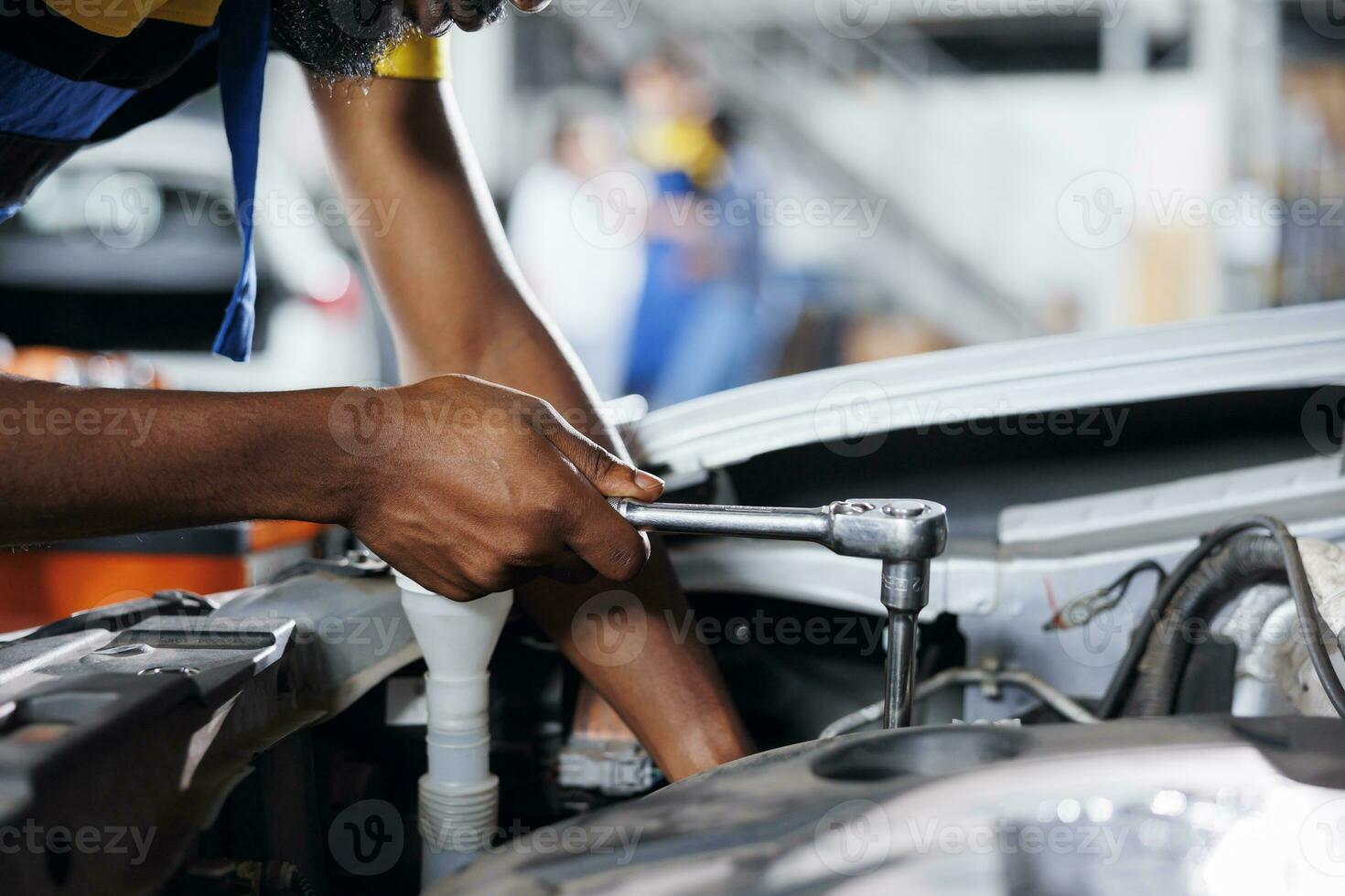 Soldat im Auto Bedienung mit Fachmann mechanisch Werkzeug zu Reparatur gebrochen Motor. gewürzt Arbeiter im Garage Instandsetzung Klient Automobil, gewährleisten optimal Automobil Leistung, schließen oben foto