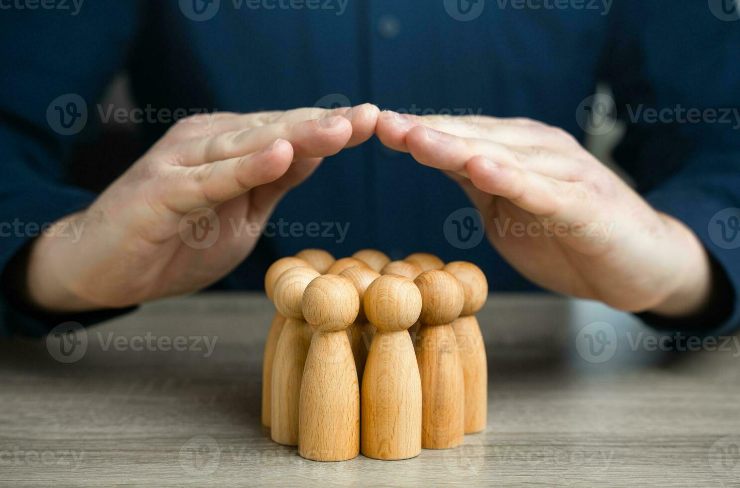 ein Mann Abdeckungen ein Gruppe von Menschen zahlen mit Haus Dach Geste. das Konzept von Versicherung und Sozial Schutz. Leben Versicherung. Kunde Pflege. Mensch Ressourcen. foto