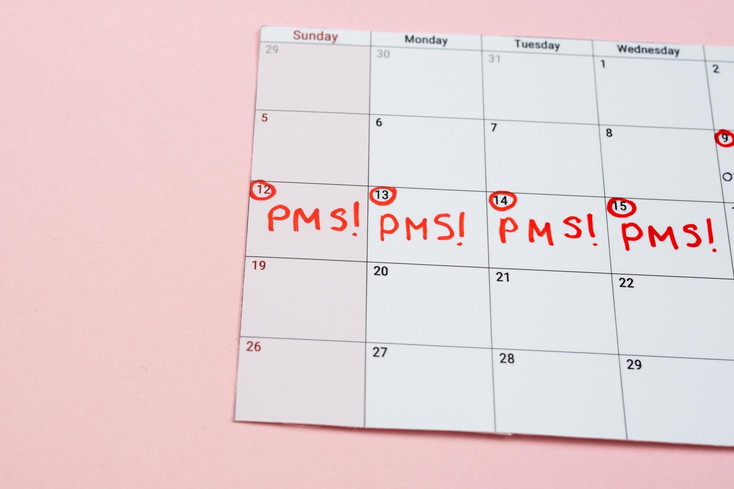 Kalender mit markierten pms-Tagen foto