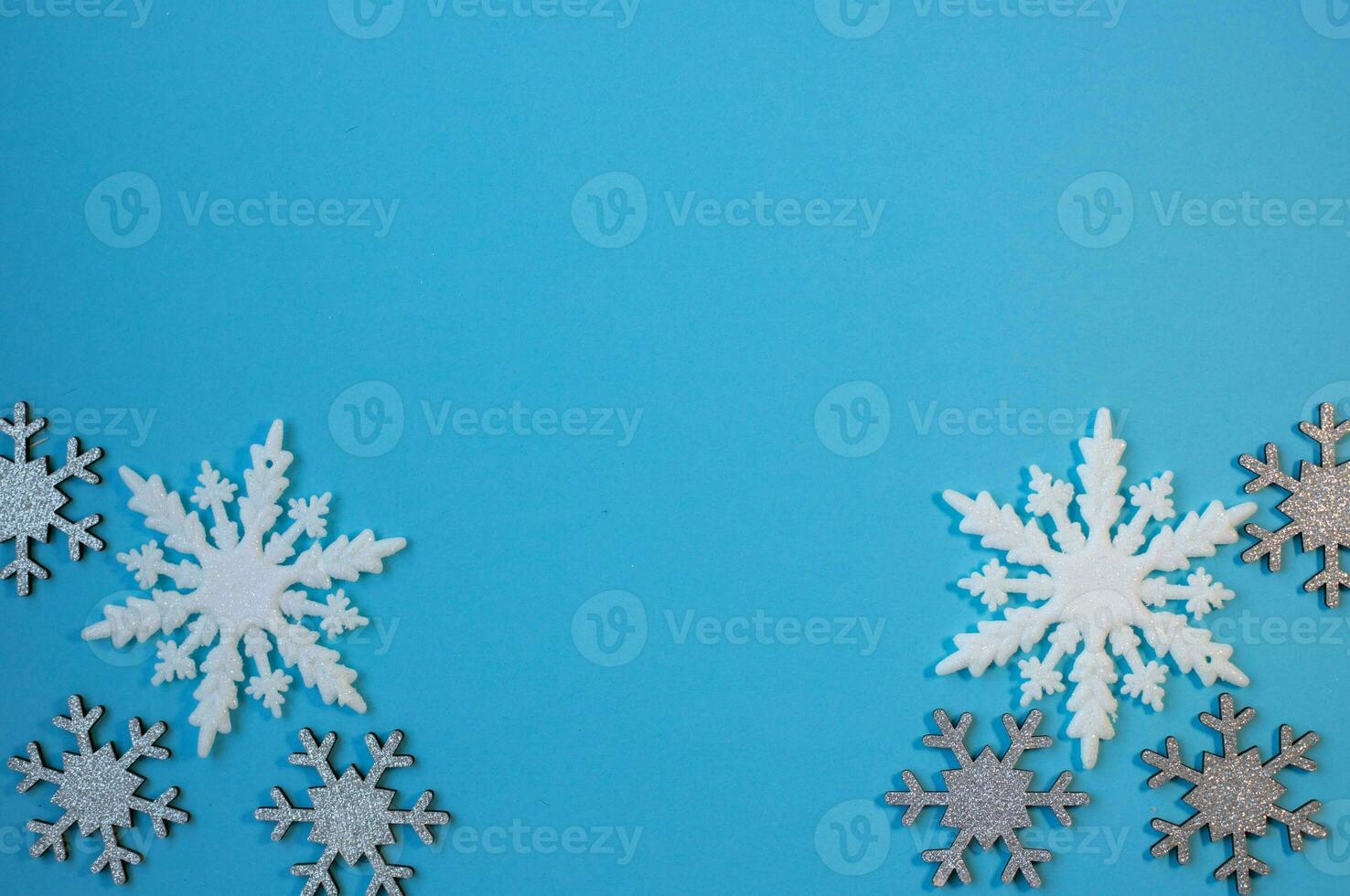 Weihnachten Hintergrund Weiß und Silber Schneeflocken auf Blau Hintergrund ,Kopieren Raum. foto