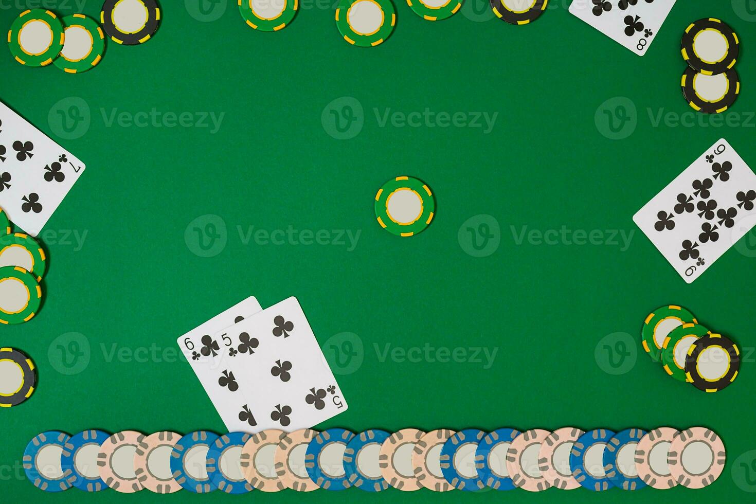 Poker. Banner Vorlage Layout Attrappe, Lehrmodell, Simulation zum online Kasino. Grün Tisch, oben Aussicht auf Arbeitsplatz. foto