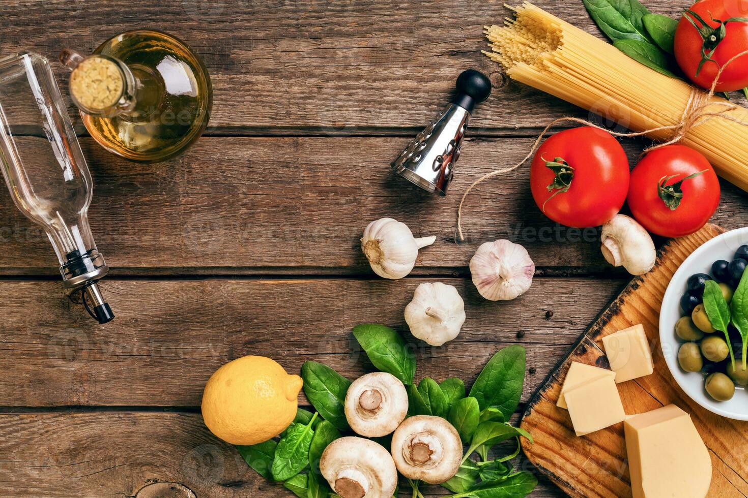 Italienisch Essen Hintergrund mit Pasta, Gewürze und Gemüse. oben Sicht, Kopieren Raum. foto