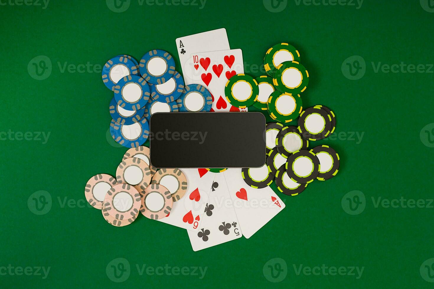 online Poker Spiel mit Chips und Karten foto