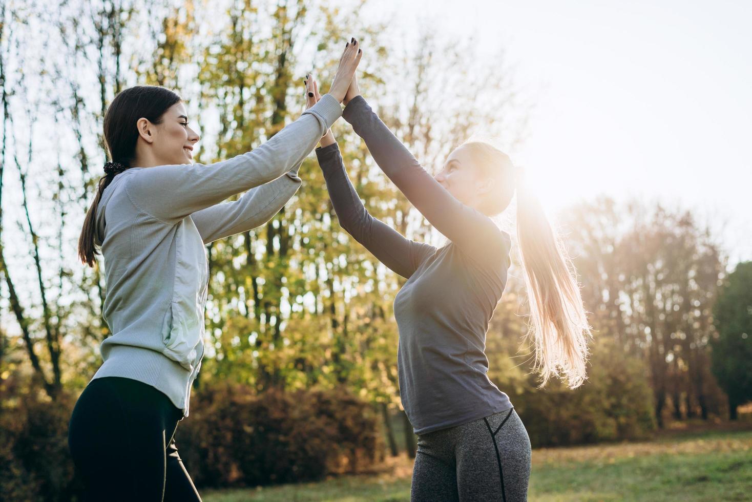 junge Mädchen heben die Hände, führen gemeinsam Gymnastikübungen durch, die Konzeption eines gesunden Lebensstils. foto