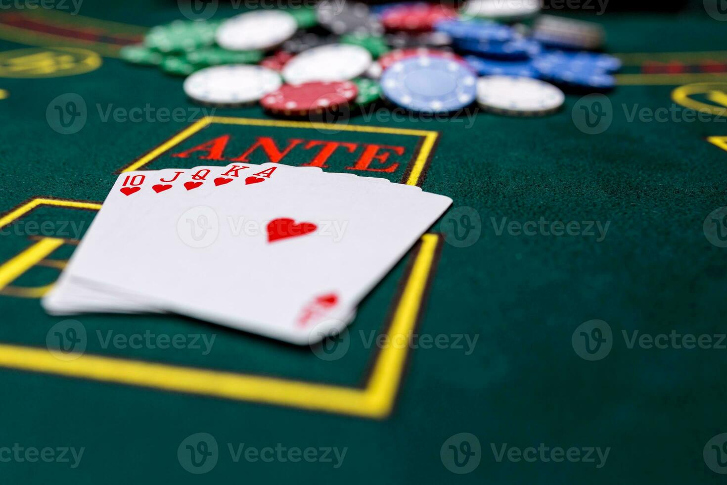 Poker Chips auf ein Tabelle beim das Kasino foto