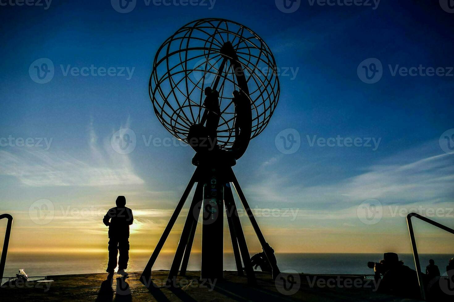 das Sonne setzt hinter das Norden Pole foto