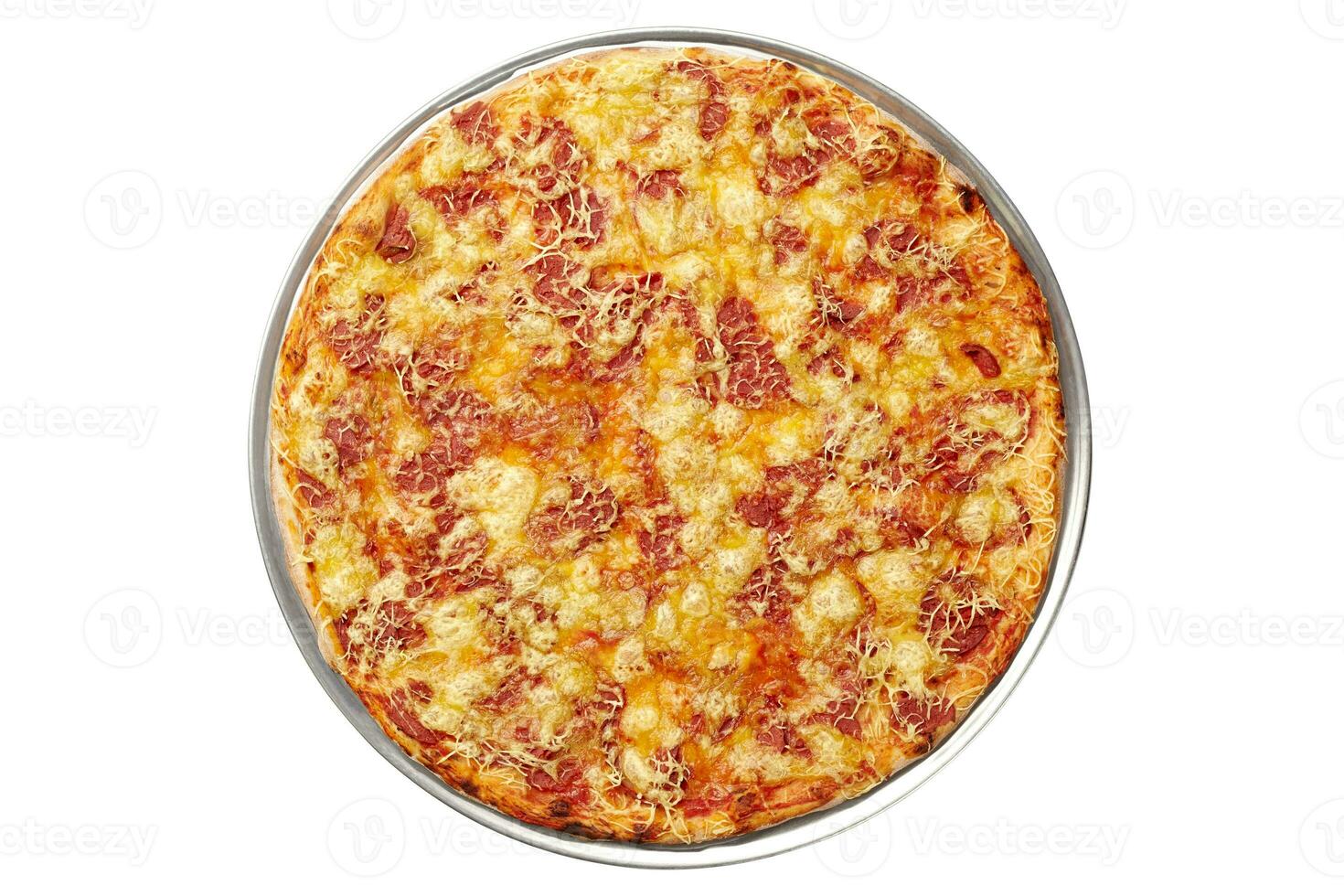 oben Aussicht von groß vegan Pizza mit Soja Würstchen und Vegetarier Mozzarella isoliert auf Weiß foto