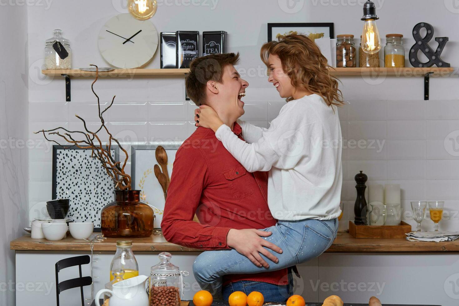 glücklich jung schön Paar auf Küche umarmen jeder andere. Sie genießen Ausgaben Zeit zusammen foto