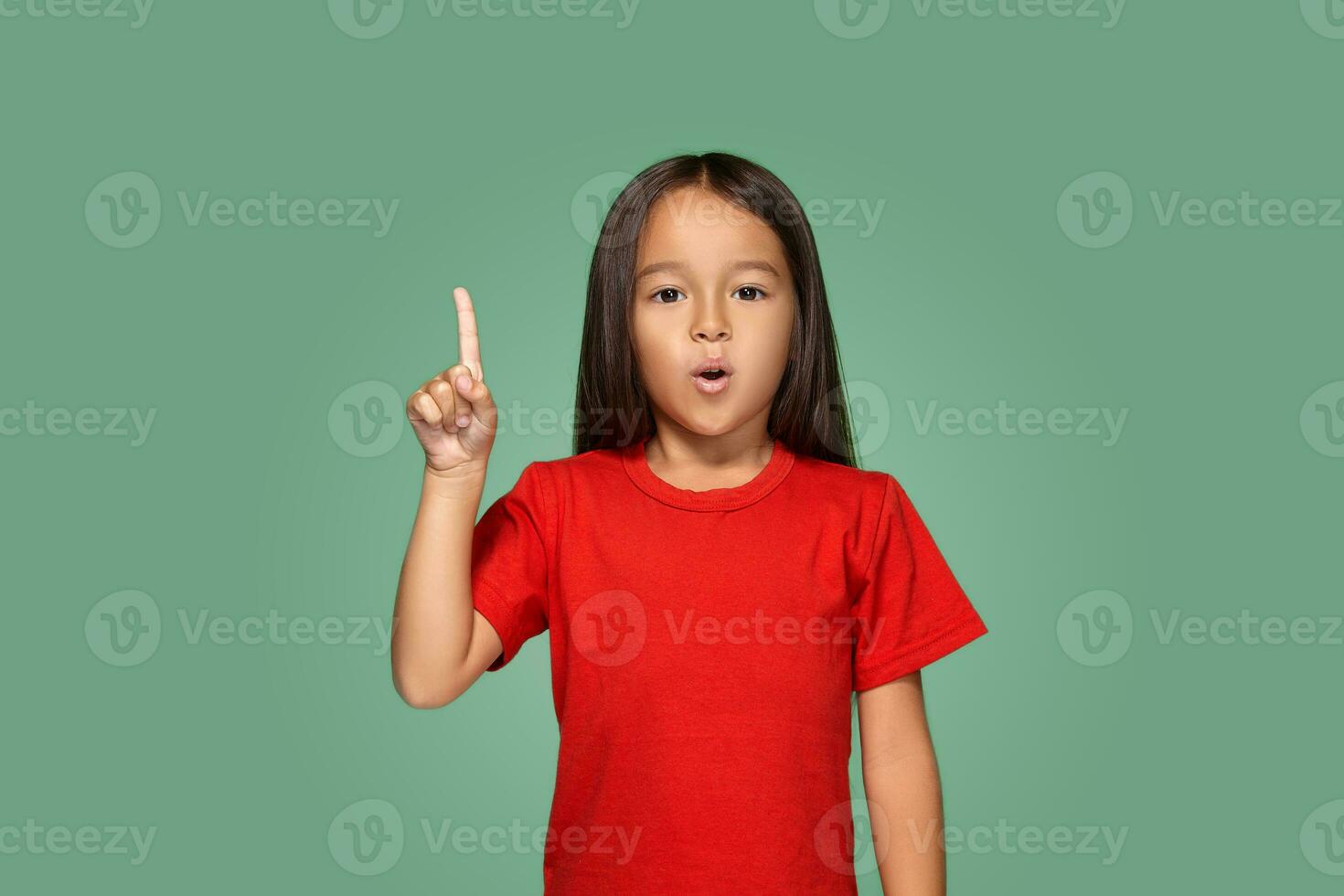 wenig Mädchen im rot T-Shirt mit Finger oben foto