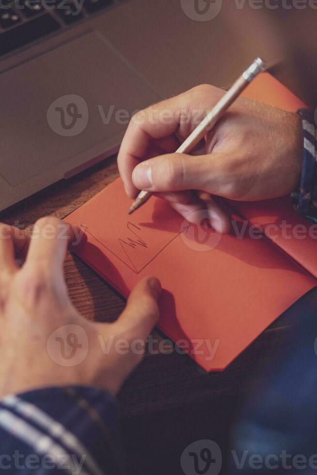 abgeschnitten Bild von beiläufig Geschäft Mann oder Freiberufler Planung seine foto