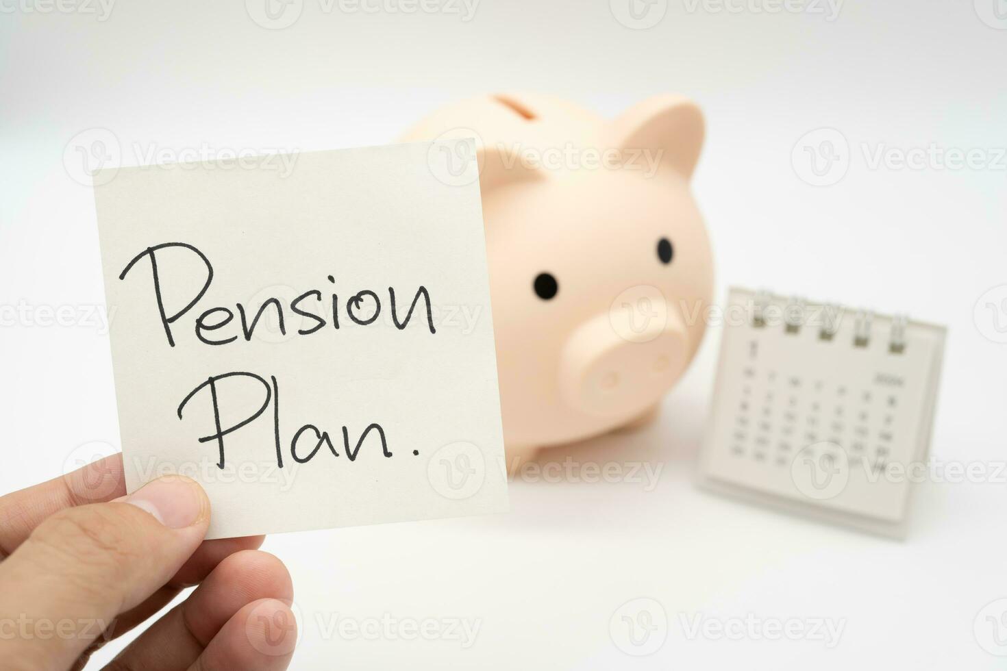 Schweinchen Bank, Schreibtisch Kalender und die Pension planen Hinweis Papier isoliert auf Weiß Hintergrund. zum Ruhestand, die Pension planen Konzept. zuletzt Datum von arbeiten. foto