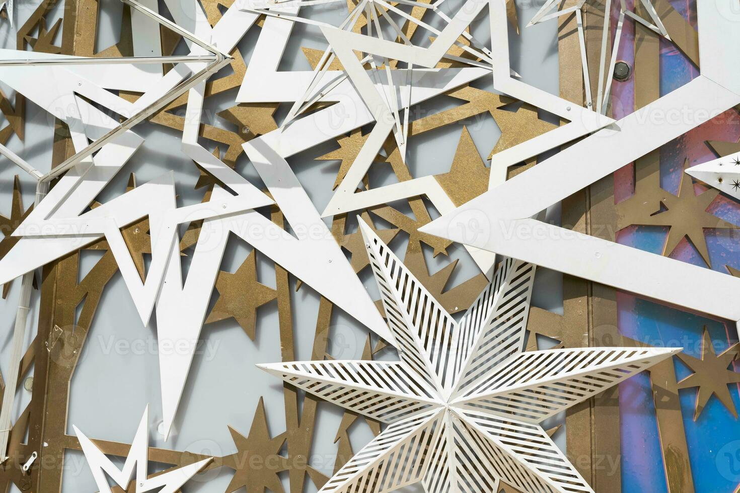 Gold und Silber Sterne Hintergrund. schick Weihnachten. festlich Rand mit fallen funkeln Staub und Sterne. foto