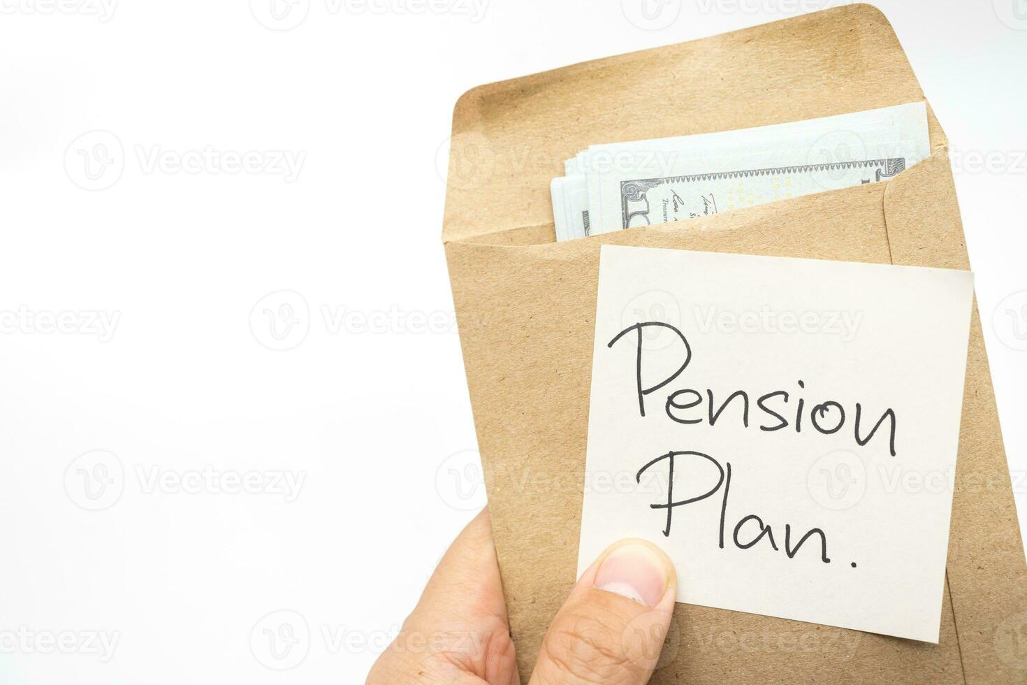 Papier Hinweis mit Text geschrieben die Pension planen und Briefumschlag mit Geld und Kopieren Raum. öffnet Briefumschlag mit Geld. Investitionen Konzept. Alten Ehepartner Speichern Geld, die Pension planen. Pensionierung Konzept. foto