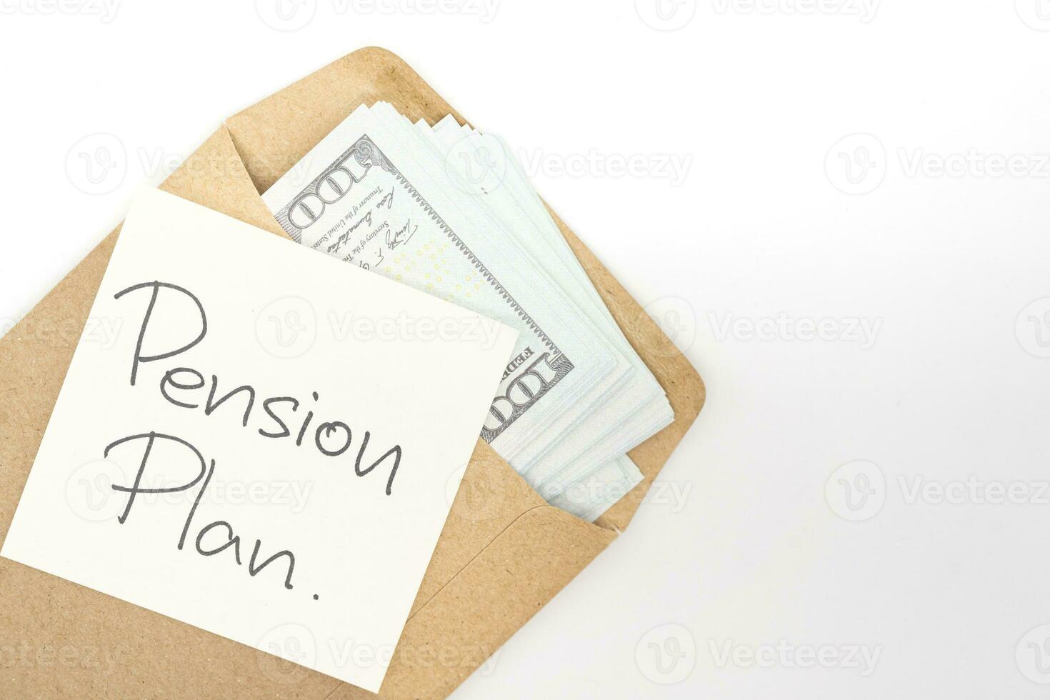 Papier Hinweis mit Text geschrieben die Pension planen und Briefumschlag mit Geld und Kopieren Raum. öffnet Briefumschlag mit Geld. Investitionen Konzept. Alten Ehepartner Speichern Geld, die Pension planen. Pensionierung Konzept. foto