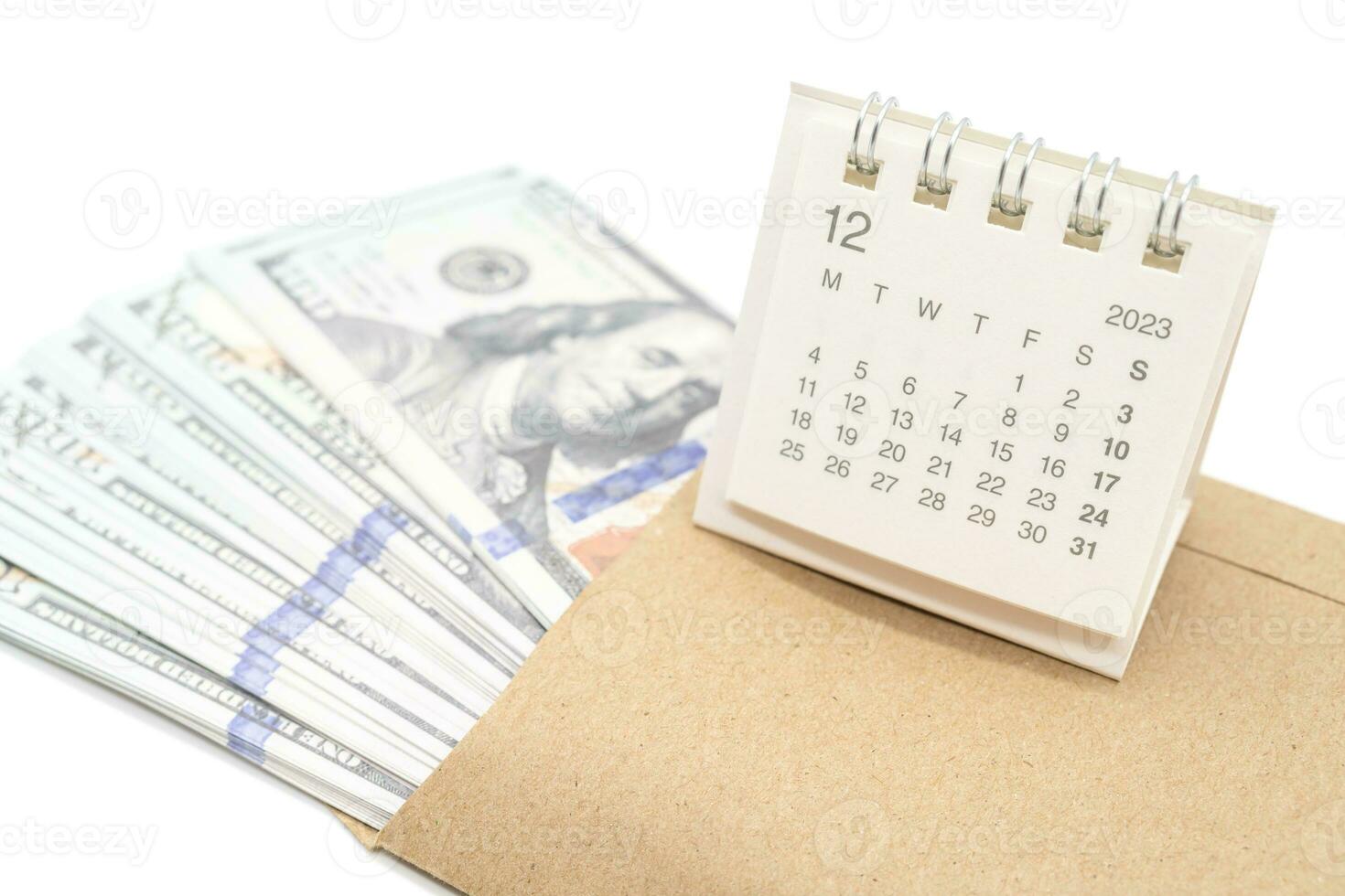Briefumschlag mit Geld und Kalender. öffnet Briefumschlag mit Geld, Dollar. die Pension Konzept. Bonus Geld. isoliert auf Weiß Hintergrund. foto